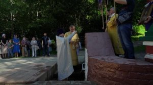 Крестный ход к Сергиеву роднику от временного Храма святой блаженной Матроны Московской.