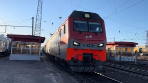 Электровоз «Чёрный Гранит» 2ЭС7-006 с грузовым поездом прибывает на ст.Вологда-I, апрель 2022 года