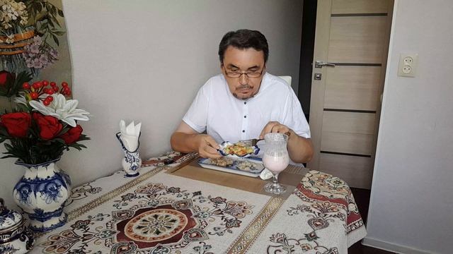 — Ну чем мой обед не княжеский? — Телячьи котлеты, макароны с сыром, кисель… 24. 07. 2026 смотреть онлайн