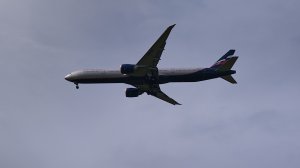Boeing 777 заходит на посадку в аэропорт Храброво