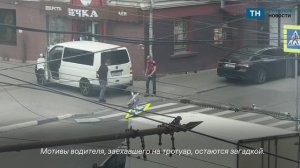 Туляк сбил дорожный знак в центре города и едва не снес пешехода