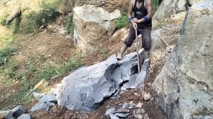 Раскалывание горных камней ручным методом.