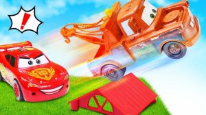МУЛЬТИКИ ПРО МАШИНКИ 🚗 МАКВИН И ОТВАЖНЫЕ ГОНЩИКИ СПЕШАТ НА ПОМОЩЬ ГРУЗОВИЧКУ МЭТРУ. ОТРЯД В ДЕЛЕ