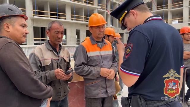 В подмосковном Одинцово полиция в ходе рейдов выявила 101 нарушение миграционных правил смотреть онлайн
