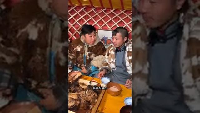 На лугу идёт снег! Давайте сегодня отведаем стейк с жёлтыми прожилками! #еда #вкусно смотреть онлайн