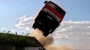 Каскадер Чеботарев заставил 10-тонный КамАЗ перелететь через дом