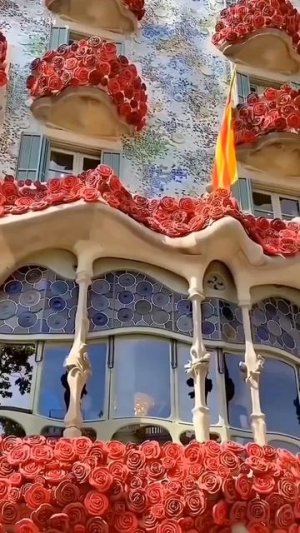 🏛 Дом Бальо — одно из самых необычных зданий Барселоны 

Это творение Антонио Гауди стало одним из г