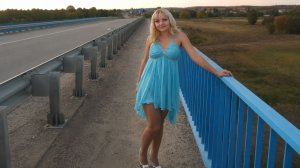 в коротком голубом платье потрясающая блондинка показала себя смотреть видео с красивой девушкой