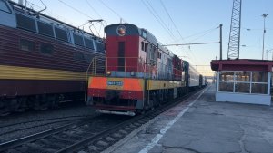 Тепловоз ЧМЭ3-2332 с составом рабочего поезда на ст.Вологда-I, апрель 2022 года