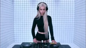 DARK TECHNO SET IN THE BACKROOMS ★ JOANNA KUCHTA