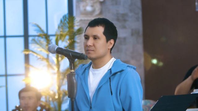 Qilichbek Madaliyev - Menikisiz (jonli ijro) смотреть онлайн