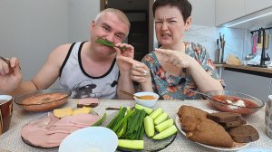Мукбанг ПЛОХАЯ НОВОСТЬ! Моё тело, мой ХРАМ, не хочу его УРОДЫВАТЬ! Болталка и Семейный обед в России