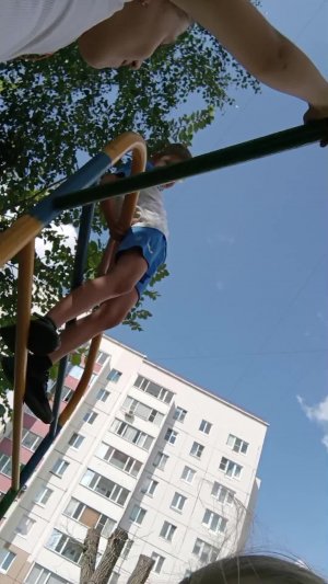 мы с кошкой кивой играем.