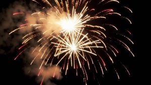Яркий золотой салют в ночном небе! 🎆✨ Искры настоящего праздника. 🌟