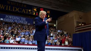 Мужчина спародировал Трампа за его спиной на митинге и стал звездой соцсетей
