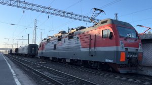 Электровоз ЭП1М-467 прицепляется к рабочему поезду на ст.Вологда-I, апрель 2022 года