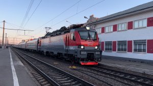 Электровоз «Олимп» ЭП20-049 с «Дневным экспрессом» на ст.Вологда-I, апрель 2022 года