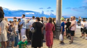 Анапа видео вечером. Вечерняя прогулка по Набережной. Экстрим шоу, корабль Алые Паруса, Танцы Бачата