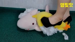 스트레스해소 ASMR 말, 인형 부수는 쾌맛! Stuffed Doll Crushing by high heels _ 힐로밟는소리 _ oddly satisfying videoㅣ맴찢맛