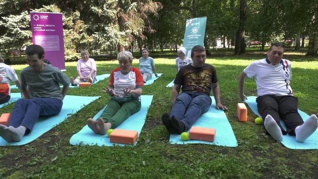В Уфимском парке Якутова группа слабовидящих осваивает адаптивную йогу смотреть онлайн