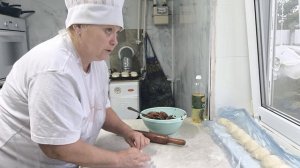 Ролик начинается с поздравления подписчицы 🎂. ПИРОЖКИ.