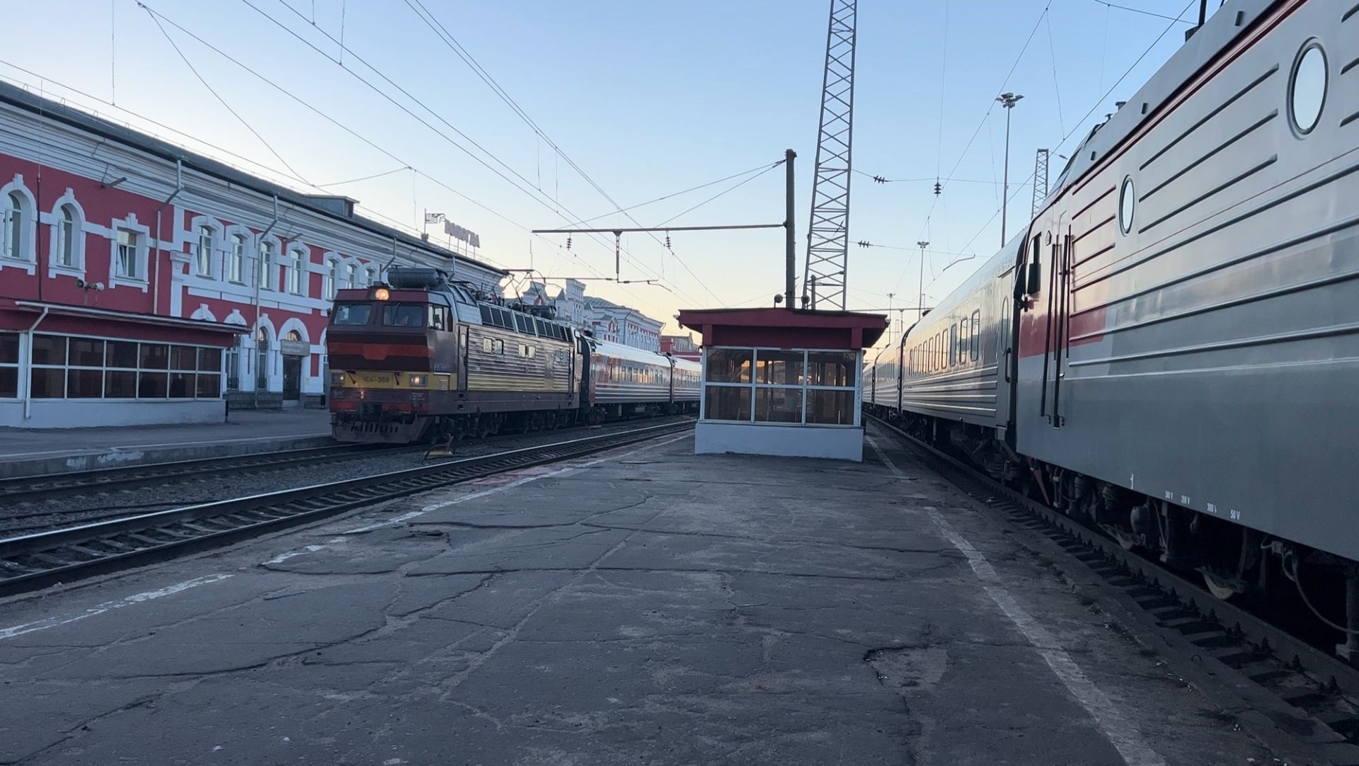 «Вдогонку!» Электровозы ЭП1М-384 и ЧС4Т-369 с пасс.поездами на ст.Вологда-I, апрель 2022 года смотреть онлайн