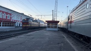 «Вдогонку!» Электровозы ЭП1М-384 и ЧС4Т-369 с пасс.поездами на ст.Вологда-I, апрель 2022 года