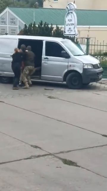 Луцк. Каратели ТЦК заносят в бус орущее голое тело. По-моему новому Главмкому надо этим срочно за смотреть онлайн