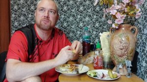 Яичница с макаронами. Булочки с компотом. Еда на камеру.