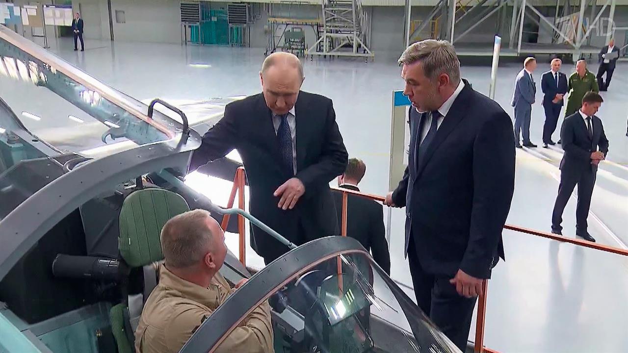 Владимир Путин на авиазаводе в Иркутске осмотрел лайнер МС-21-310 и истребитель Як-130. смотреть онлайн
