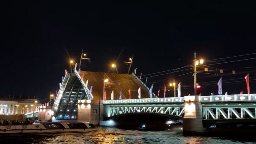 Поющие мосты, факелы и концерты: Петербург готовится ко Дню ВМФ смотреть онлайн