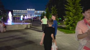 Анапа видео вечером в центре Анапы. Аллея к морю, аттракционы, кафе, море, уличные артисты, фонтаны.