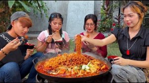 Кулинарное шоу мукбанг. Тушеная свинина кимчи с острой лапшой