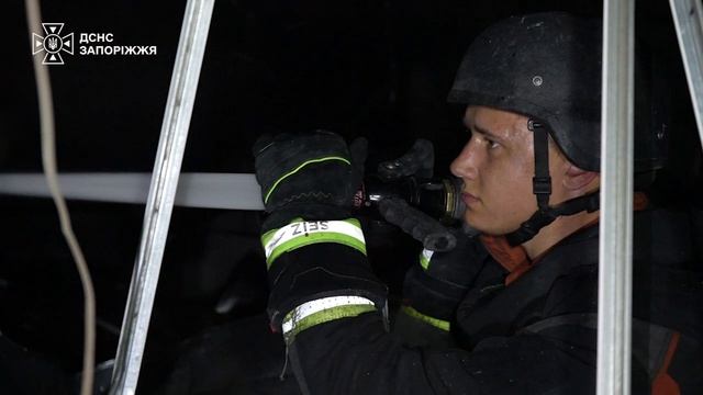 После прилетов горит торговый центр в Запорожье. смотреть онлайн