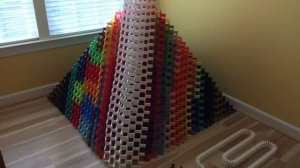 ОГРОМНАЯ Пирамида из домино 25×25 — 10 725 домино
