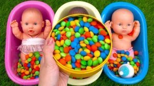 Мягкие жевательные мишки дружат с пупсиком — мультик для малышей