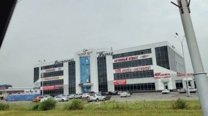 Ездили в город. В теплице порядок, томаты подстрижены.
