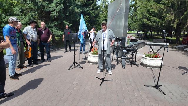 Памятное мероприятие посвященное Владимиру Высоцкому прошло на аллее Бардов в Новосибирске смотреть онлайн