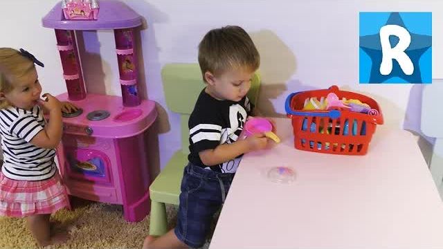 ★ КУХНЯ Готовим Гамбургер Хот-Дог и Картошку Фри Играем Toy Kitchen hamburger hot dog fries смотреть онлайн