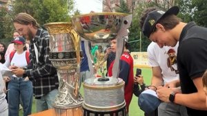 Кубок Гагарина и Кубок Харламова привезли в ярославскую школу №9