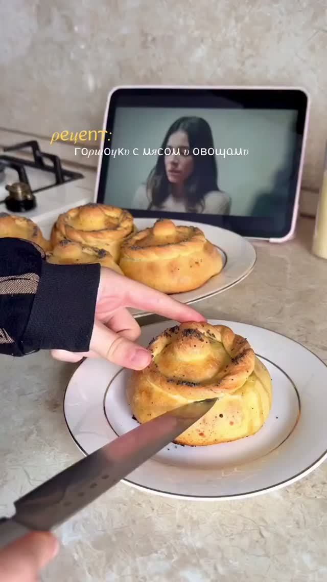 Горшочки с мясом и овощами. смотреть онлайн