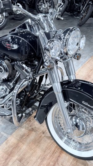 + 2011 HD Softail Deluxe ABS Vivd Black 16K (VIN 5HD***4376)
