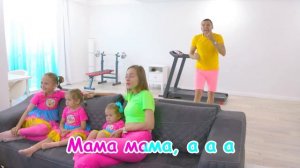 Майя пробует еду разных цветов с семьёй