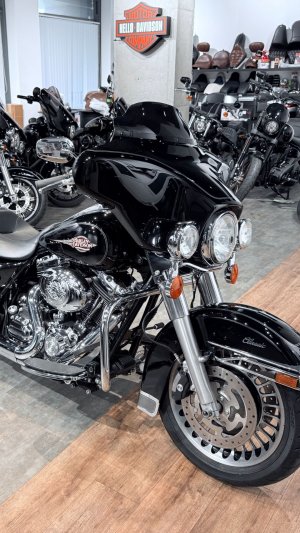 + 2010 HD Street Glide ABS Vivid Black 18K (VIN 5HD***3784)