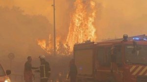 «Райский уголок для миллионеров» во Франции горит. С популярного у туристов мыса Кап-Ферре эвакуиров
