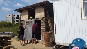 25-07-2026.Установили двери в баню.Докрашиваю крыльцо.