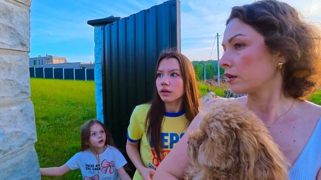 КТО СЛЕДИТ ЗА НАМИ? * Оставил послание на заборе / Вики Шоу смотреть онлайн