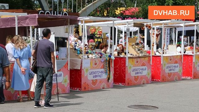Летний вайб на набережной: в Хабаровске на набережной открылась ярмарка смотреть онлайн