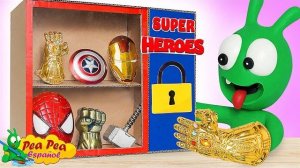 Пи-пи Открывает коробку с игрушками супергероя
