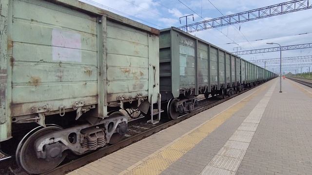 РЕДКИЙ Приветливый ВЛ80-160 ТОВАРНЯК ПРОЕЗЖАЕТ СТАНЦИЮ ПРОТОКА смотреть онлайн